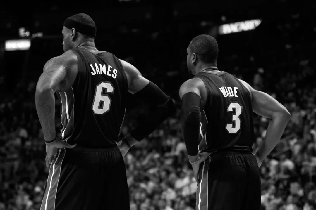 伦纳德32+12攻防两端立功，12次罚球全中创个人新高（伦纳德攻守俱佳轰32分12板，罚球12罚12中创生涯新高）