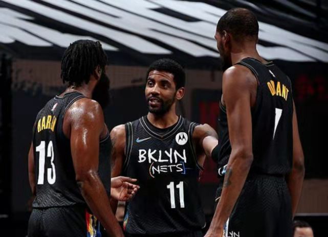 记者：穆斯卡特并不是被“气”走了，他是抽空去上了个厕所（记者澄清：穆斯卡特并非被气走，只是中途去上厕所）