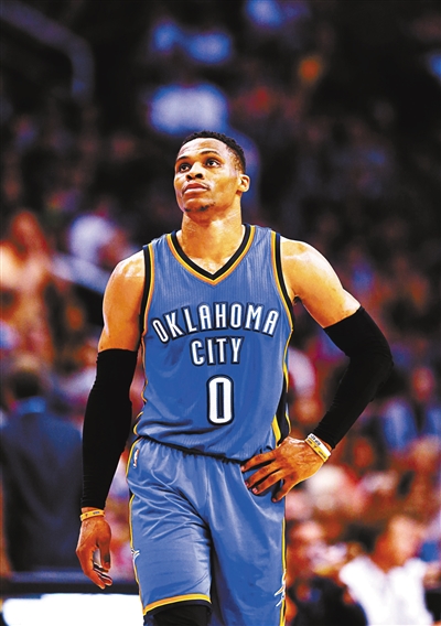 小法：梅西第一次训练就把我晃倒了；现在的球员有点被宠坏了（法布雷加斯：第一次合练就被梅西过倒，如今的球员有些被惯坏）