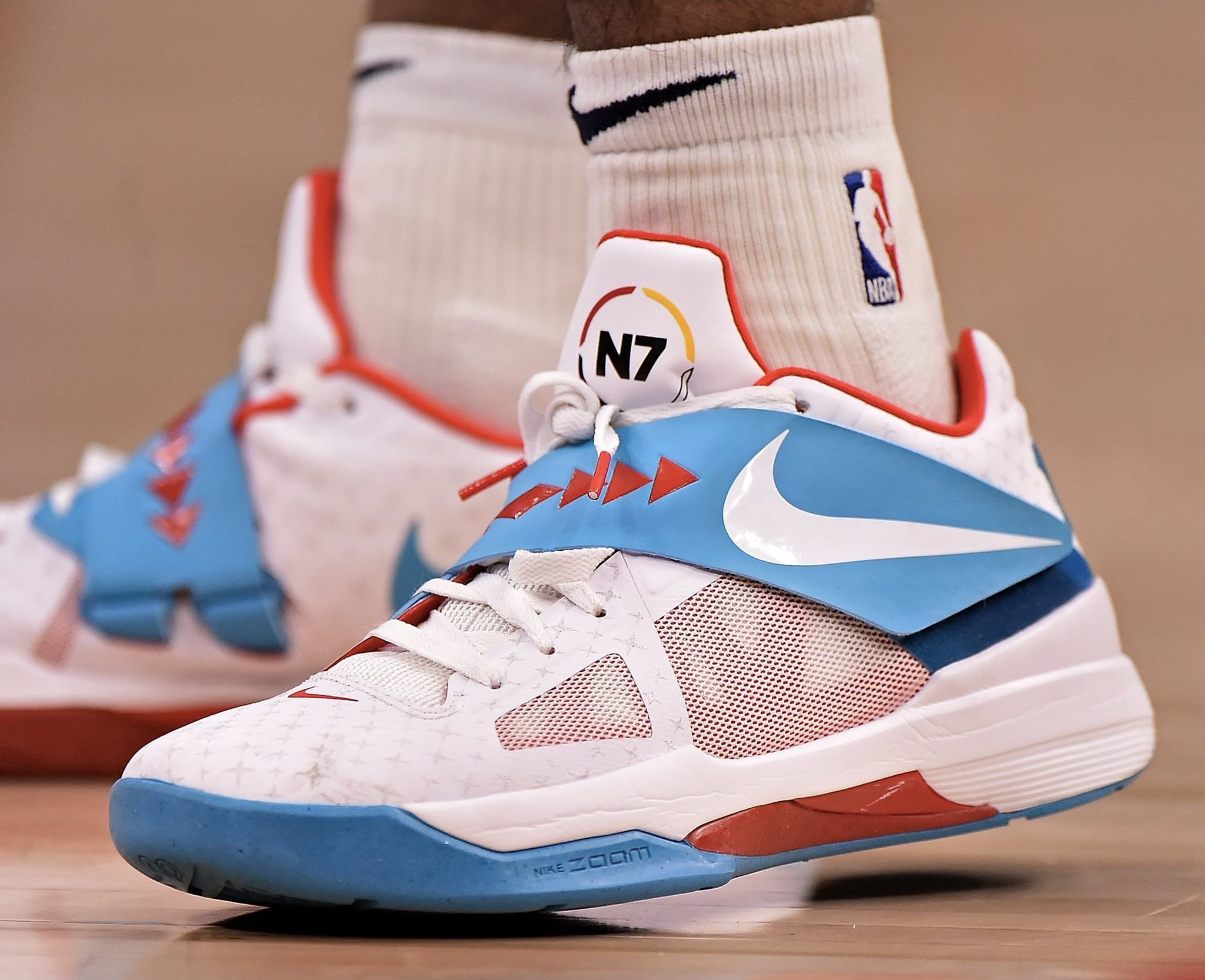 国足训练营进入封闭模式，外界信息有限（国足训练营封闭管理启动，外界难获信息）