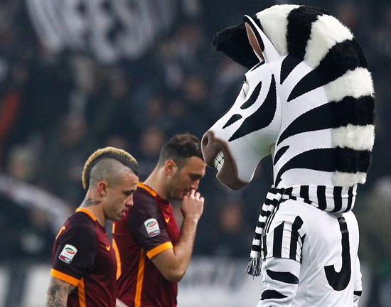 惊险一幕，马竞女足球员梅迪纳头部被膝盖撞到后失去意识（马竞女足惊魂一刻：梅迪纳头部遭膝撞后当场昏迷）