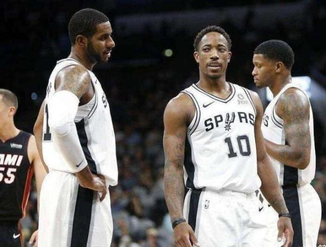 德甲生涯第10次戴帽，凯恩赛后将比赛用球带走收藏（凯恩德甲生涯第10次上演帽子戏法，赛后将比赛用球带回珍藏）