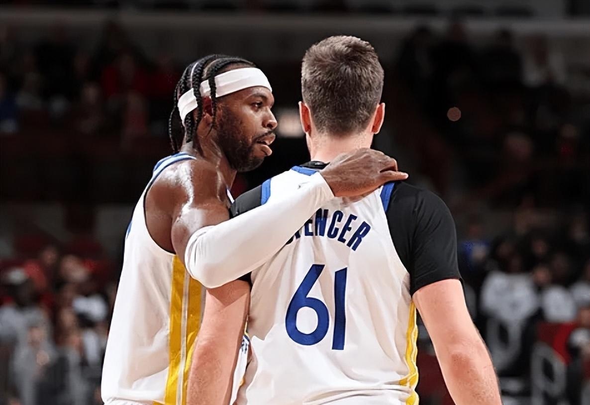 伊涅斯塔造访巴萨训练基地，与佩德里、亚马尔等人合影（伊涅斯塔探访巴萨训练基地，与佩德里、亚马尔等合影留念）