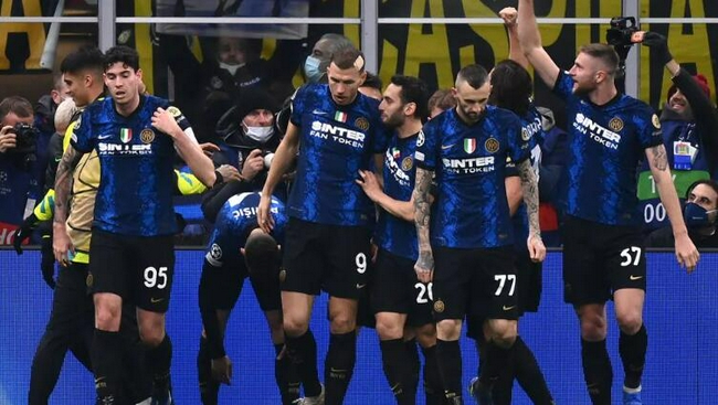 2025届双星！76人官媒晒出弗拉格与埃奇库姆交换球衣合影（2025届双子星同框！76人官媒发布弗拉格与埃奇库姆互换球衣合照）