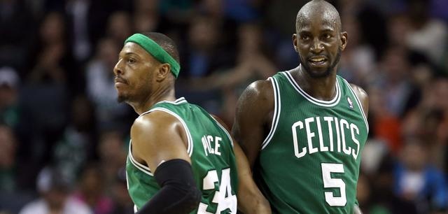 独行侠新太子？赛后众多球迷等待弗拉格签名合影（独行侠未来门面？赛后球迷蜂拥等弗拉格签名合影）