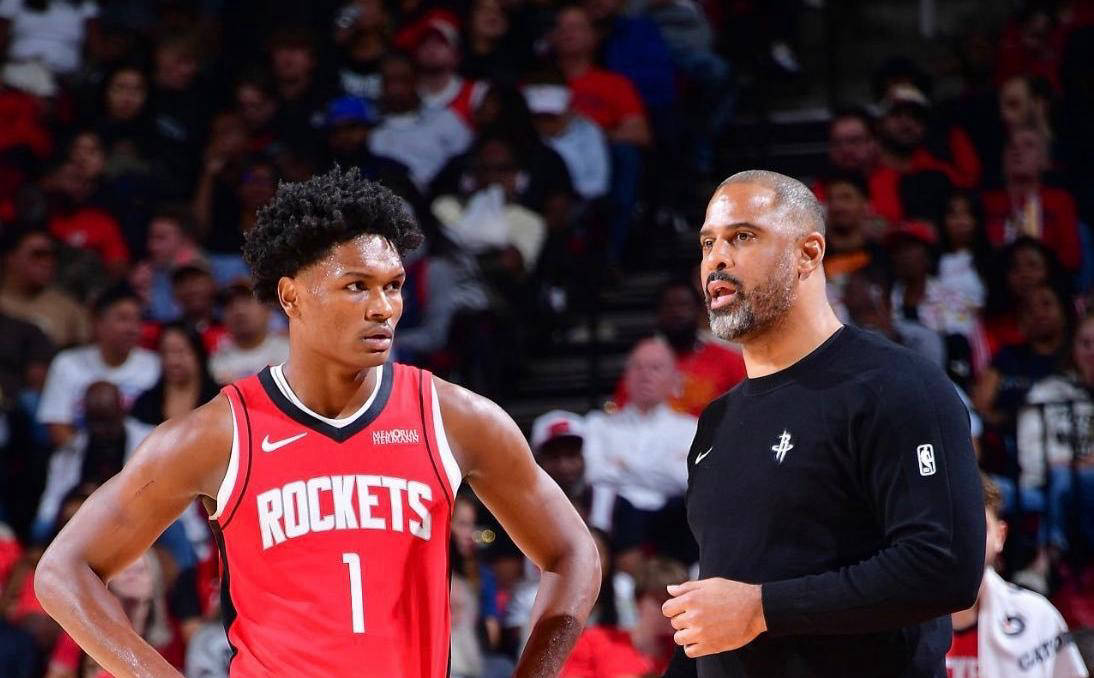 心急！斯玛特退防被朱利安·尚帕尼打成2+1 怒捶篮架（斯玛特退防心急遭朱利安·尚帕尼打成2+1，愤怒捶打篮架）