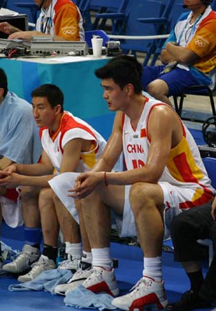 球场失意但！恩德里克红牌停赛看台观战，妻子喂食&美女环绕（赛场失意仍成焦点：恩德里克红牌停赛看台观战，妻子喂食美女相伴）