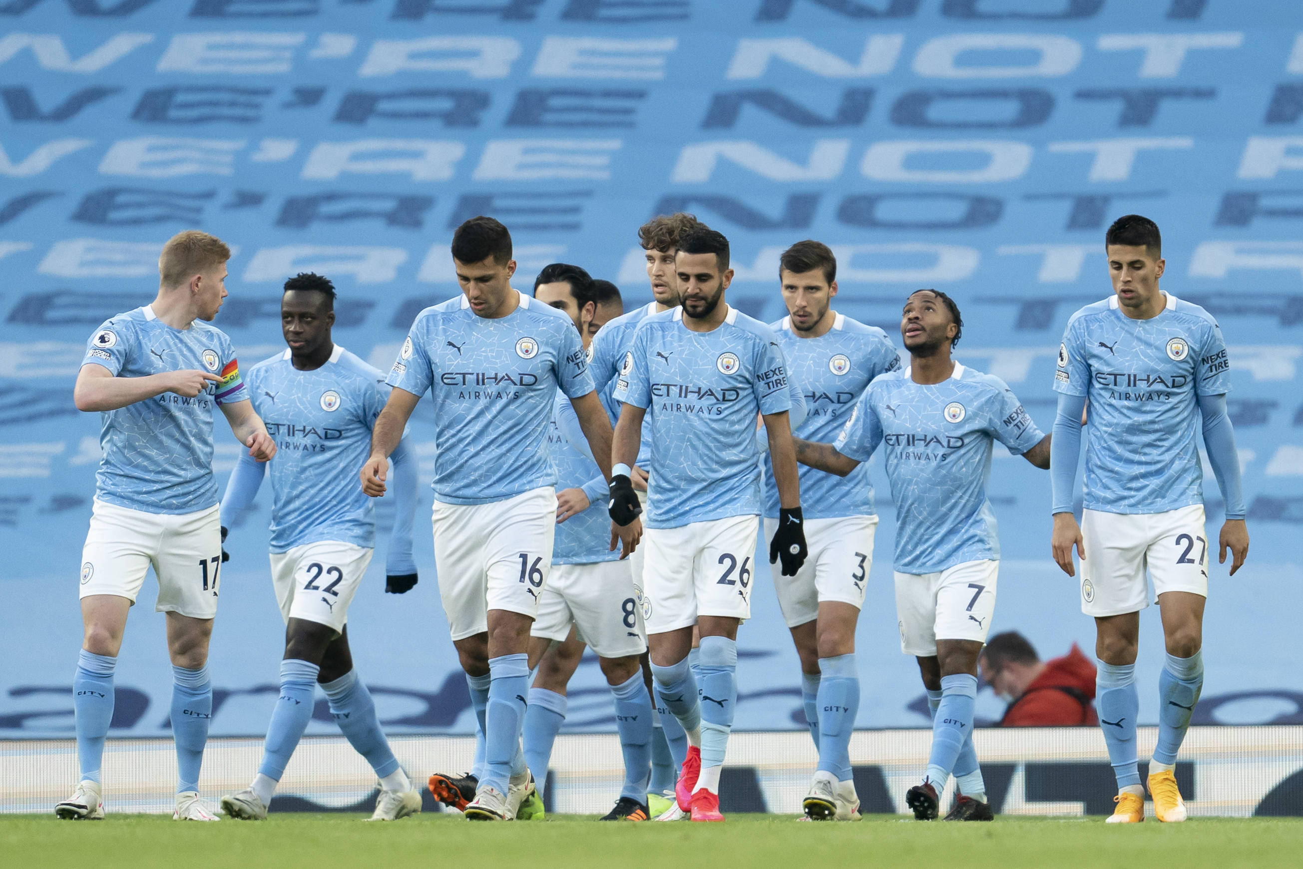 俄勒冈大学今日在开拓者主场比赛，杨瀚森场边观战助阵林葳（今日俄勒冈大学移师开拓者主场出战，杨瀚森场边为林葳加油助威）