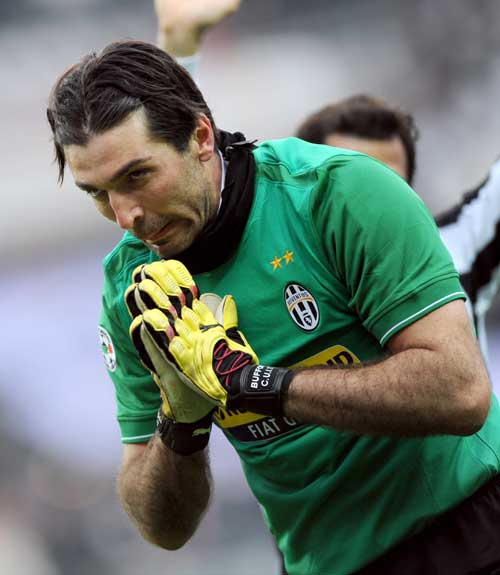 昂达夫连续6轮德甲进球，打破克林斯曼保持的斯图加特队史纪录（昂达夫德甲连场破门达6场，超越克林斯曼创斯图加特新纪录）