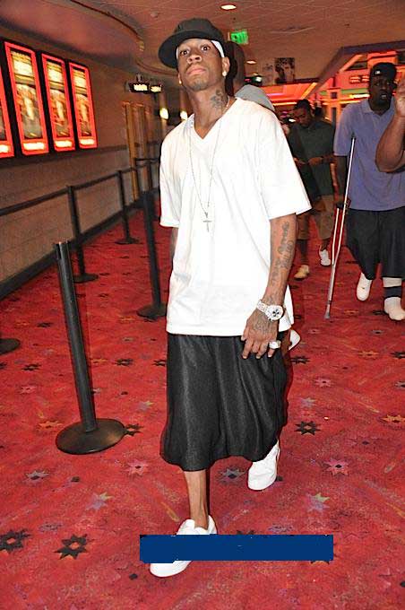 足球曝巴黎双星关系紧张，更衣室氛围引担忧（传巴黎双核不睦，更衣室气氛堪忧）