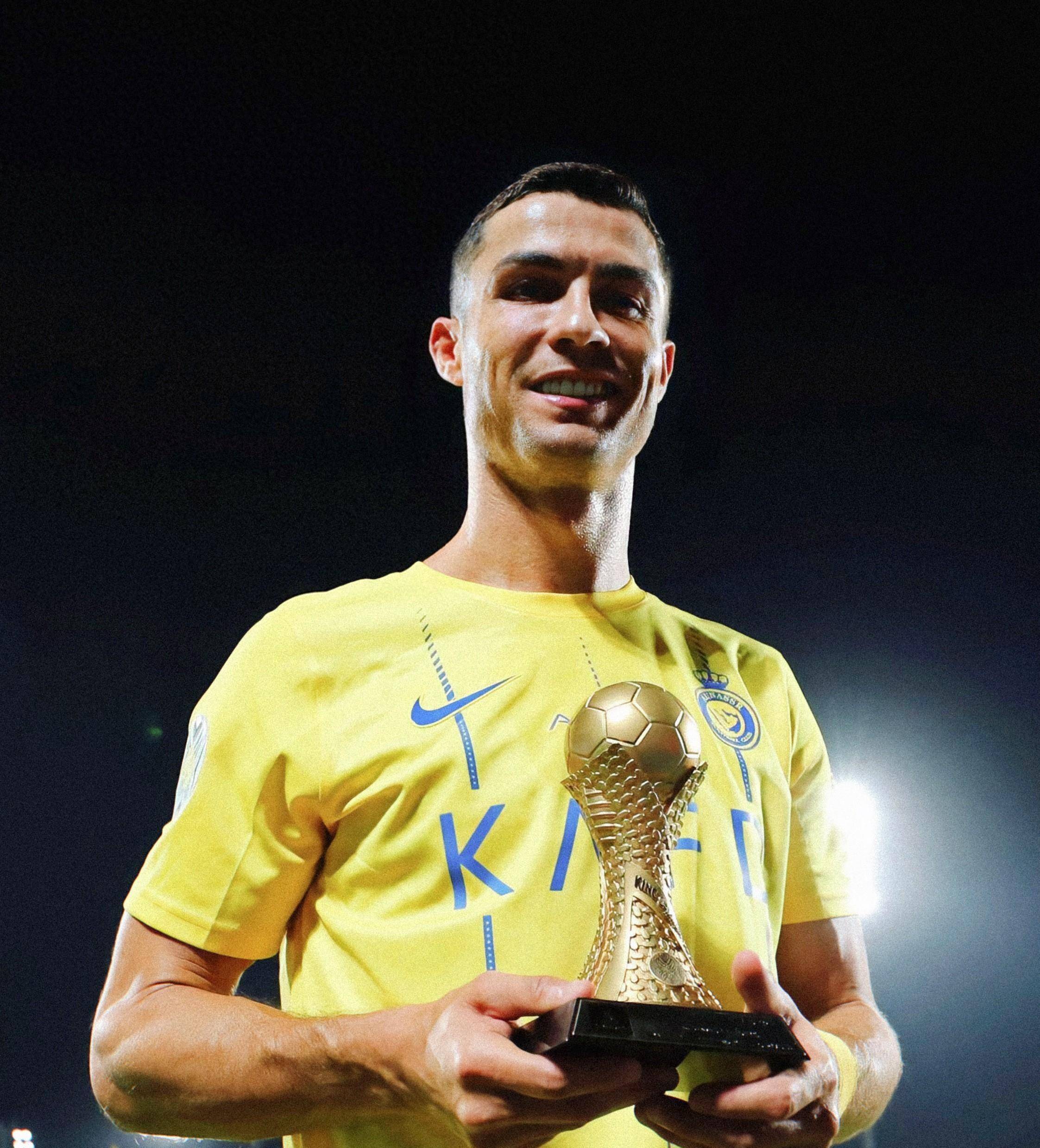 王刚随北京国安六年后终夺足协杯冠军，球迷泪洒现场（六年磨一剑，王刚随国安圆足协杯冠军梦，球迷现场落泪）