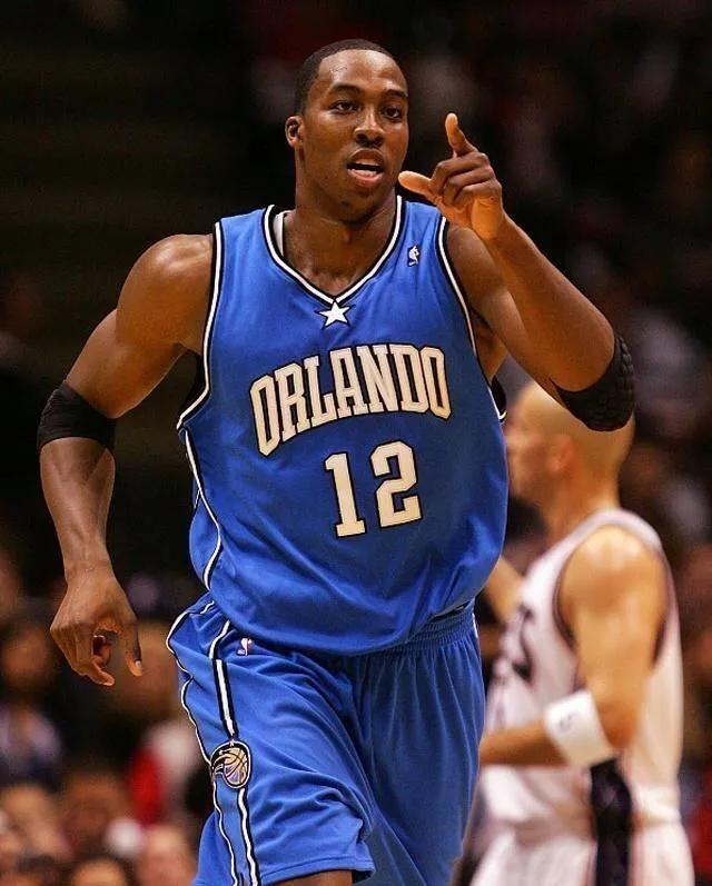 达成巴萨一线队百场里程碑，费尔明获赠纪念球衣（费尔明达成巴萨一线队第100场，获赠纪念球衣）