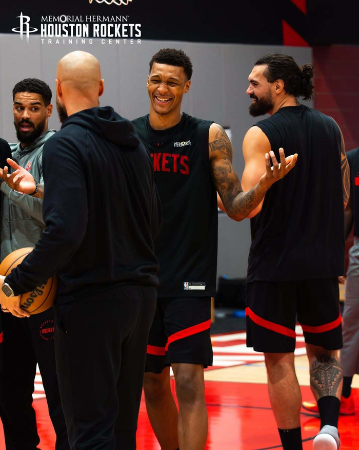 康宁汉姆32+10带队4连胜，最后时刻关键4分杀死比赛（康宁汉姆砍32分10助率队豪取四连胜，末段连拿4分锁定胜局）