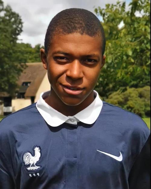 他在闹，他在笑，林加德与拉什福德通道内嬉戏（笑闹不断，林加德和拉什福德在通道内打趣嬉闹）