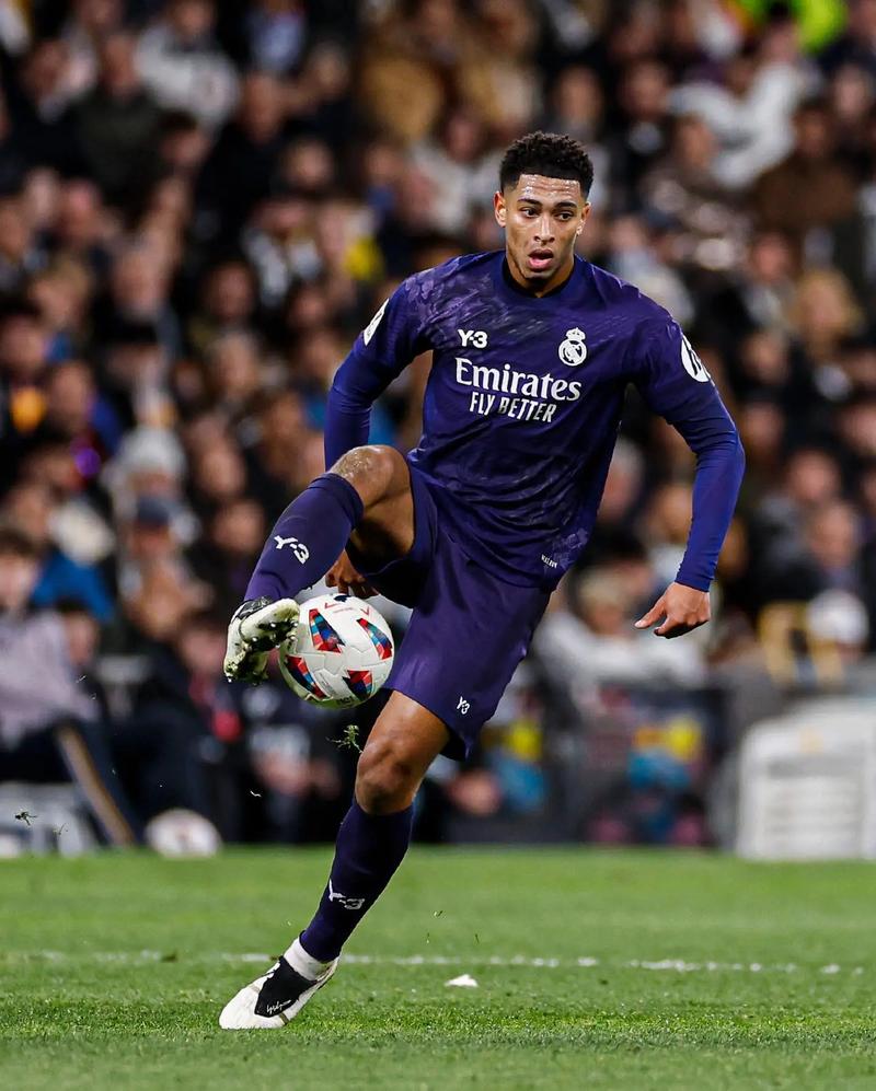 陕西联合祝贺国安夺冠：足球因竞技而精彩，因同行而温暖（陕西联合贺国安加冕冠军：竞技铸就精彩，同行传递温暖）