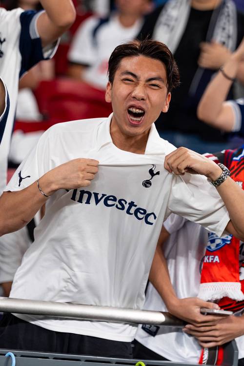 曼联官方：姆伯莫将在对阵埃弗顿的比赛中上演首秀（曼联官宣：姆伯莫战埃弗顿迎来首秀）