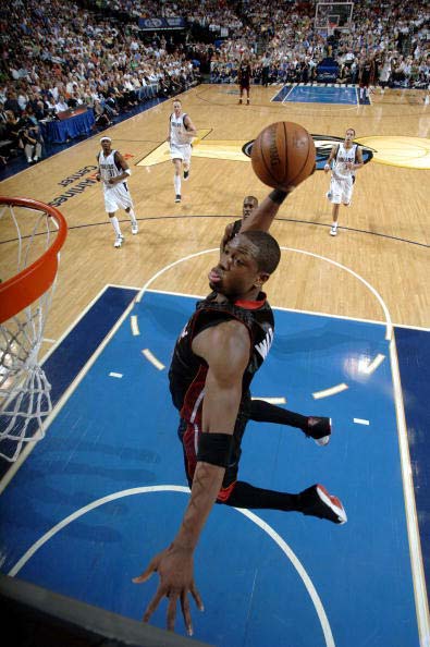 时隔34年维京队再夺挪超冠军，球迷冲入球场内疯狂庆祝（维京队暌违34年重夺挪超桂冠，球迷涌入球场狂欢）