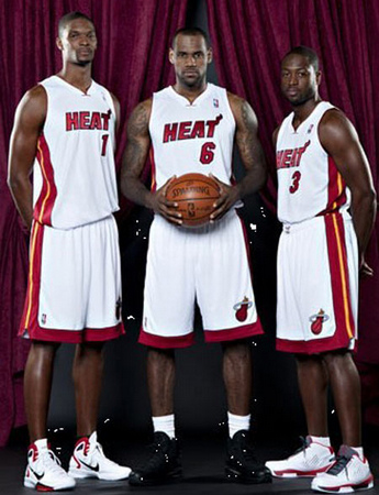 记者：泰山不会放弃成绩搞年轻化，韩鹏明年是否执教还没定（记者：泰山队不会为年轻化牺牲成绩，韩鹏明年是否执教尚未确定）