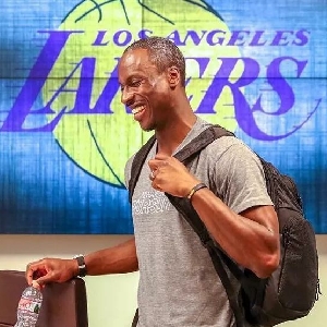 末节连中三分，怀特助球队（怀特末节连飙三分 助球队）